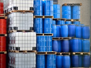 Industrie Chimique piles de fûts empilés dans un stock